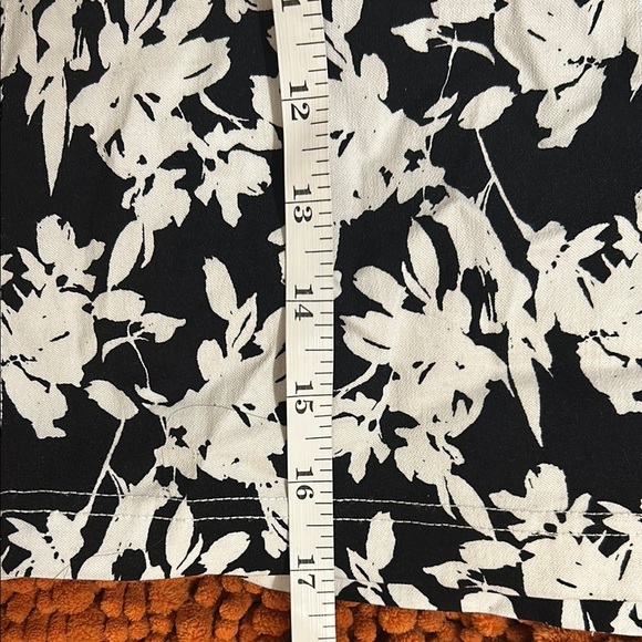 Mario Serrani Black and White Mini Pencil Skirt Resort Wear - Picture 4 of 4